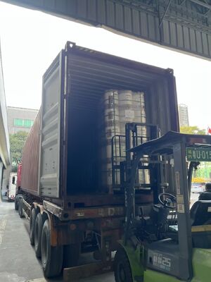 110 डिग्री सेल्सियस तक गर्मी प्रतिरोध, चिकनी परावर्तक सतह और पैकेजिंग और लेमिनेशन के लिए रासायनिक प्रतिरोध के साथ धातुयुक्त पीईटी फिल्म