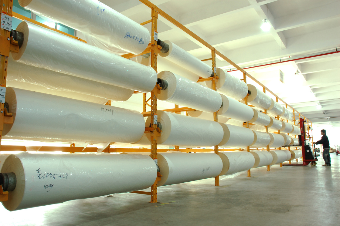 थर्मल लैमिनेशन फिल्म जिसमें 1 इंच या 3 इंच का पेपर कोर पारदर्शी रंग और डिजिटल लैमिनेटिंग के लिए अनुकूलित थर्मल लैमिनेशन है