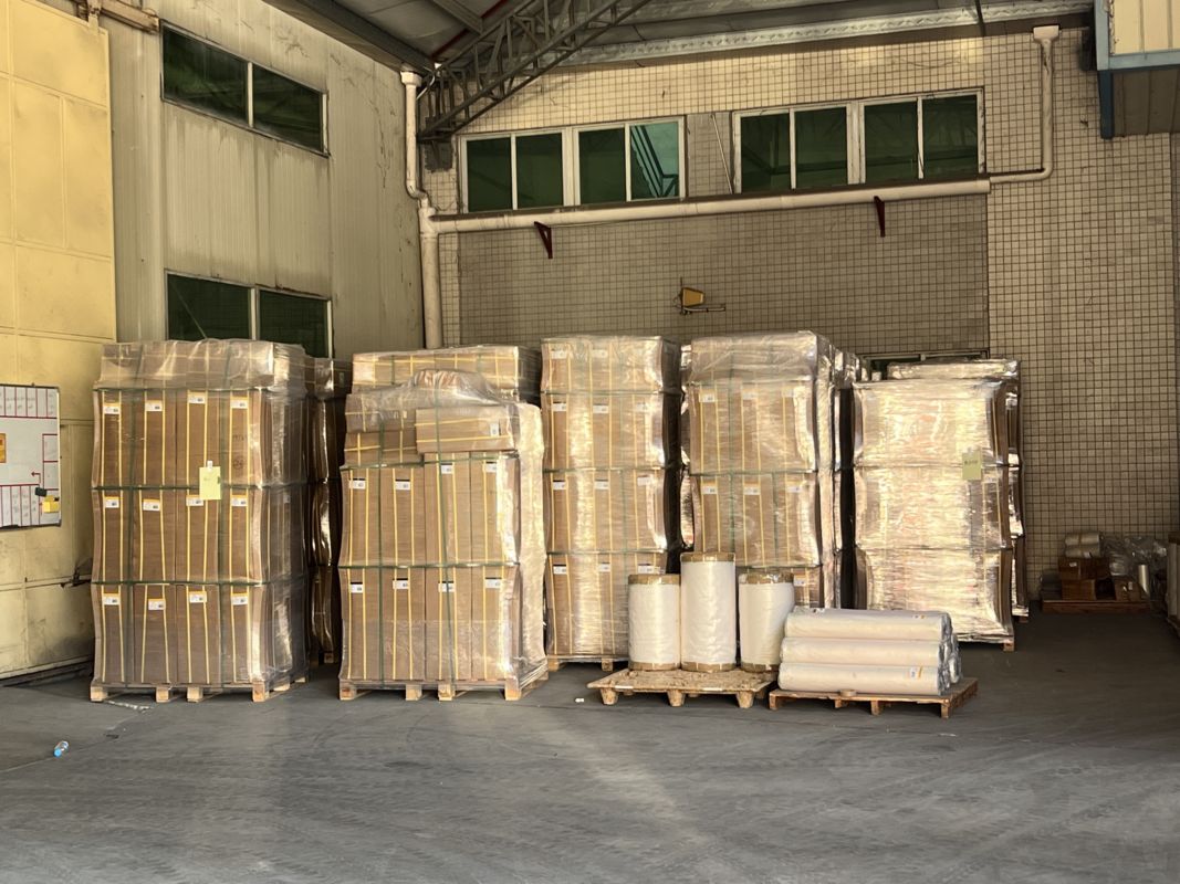 Gloss Lamination Film Hot Laminating Film with 17-50 Microns Thickness Up To 2200 Mm Width and EVA Glue Base