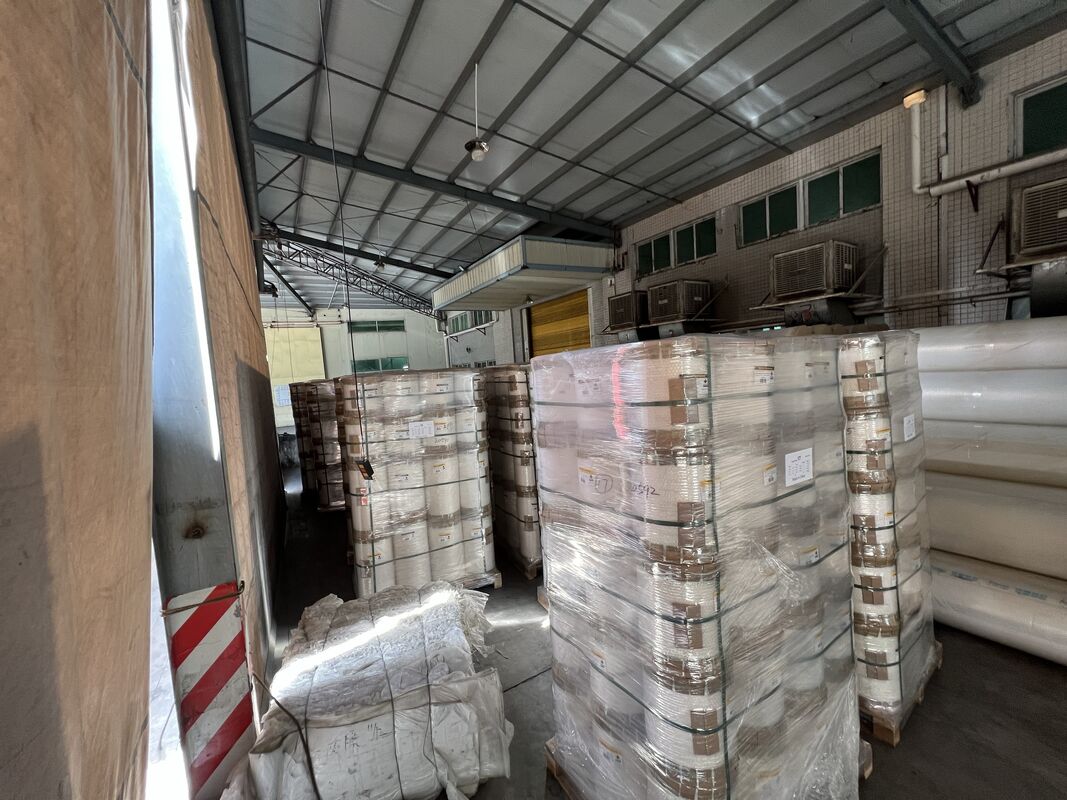 स्पष्ट या सफेद चिपकने वाले अनुप्रयोगों के लिए 25-125 माइक्रोन की मोटाई और 100-3000 मीटर की लंबाई के साथ डिजिटल लेमिनेटिंग फिल्म