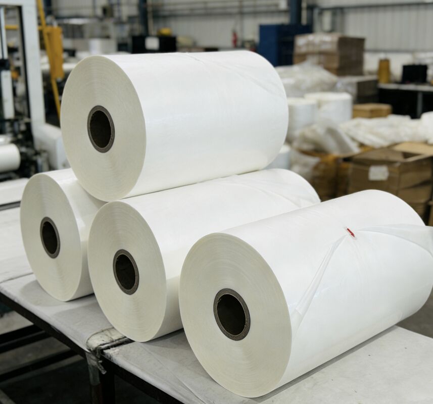 प्रीमियम मैट लैमिनेशन फिल्म दो तरफा कोरोना ट्रीटमेंट के साथ 42 डायनेस से अधिक और थर्मल लैमिनेशन के लिए 17-45 माइक्रोन मोटाई