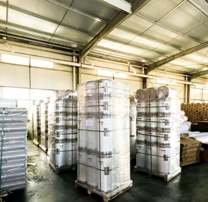 90 GU से ऊपर चमक स्तर नमी के सबूत और डबल साइड कोरोना उपचार के साथ चमकदार लेमिनेशन फिल्म