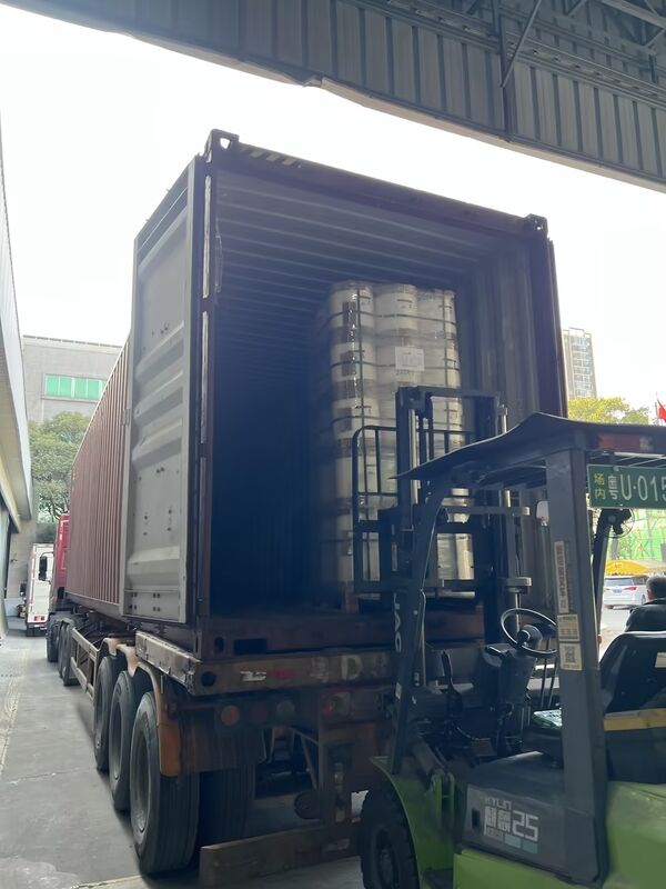 110 डिग्री सेल्सियस तक गर्मी प्रतिरोध, चिकनी परावर्तक सतह और पैकेजिंग और लेमिनेशन के लिए रासायनिक प्रतिरोध के साथ धातुयुक्त पीईटी फिल्म