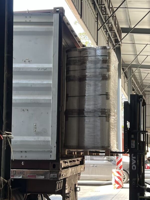 110 डिग्री सेल्सियस तक की गर्मी प्रतिरोधक, अनुकूलित वजन और खाद्य पैकेजिंग और लेमिनेशन के लिए चिकनी परावर्तक सतह के साथ धातुयुक्त पीईटी फिल्म