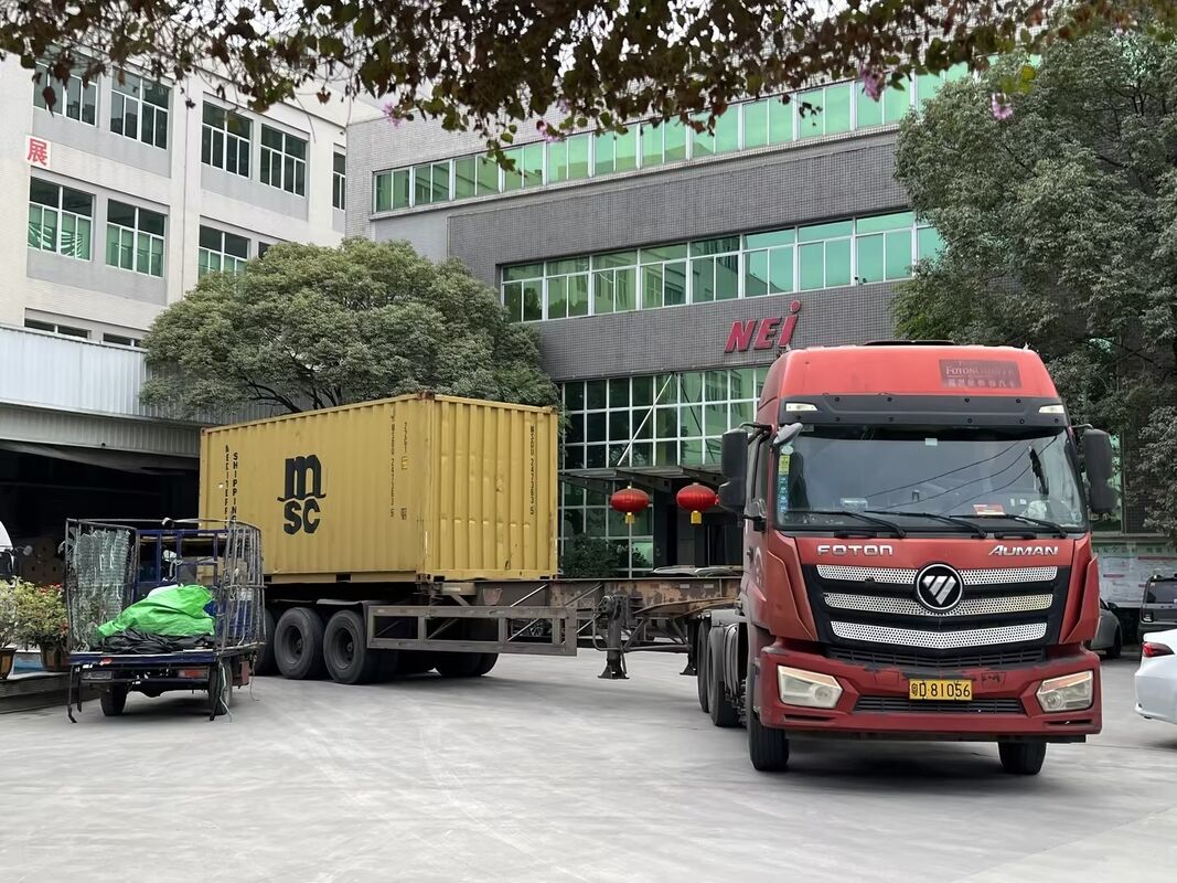 पैकेजिंग और लेमिनेशन के लिए 110°C तक गर्मी प्रतिरोध और चिकनी परावर्तक सतह के साथ अनुकूलित धातुकृत पीईटी फिल्म