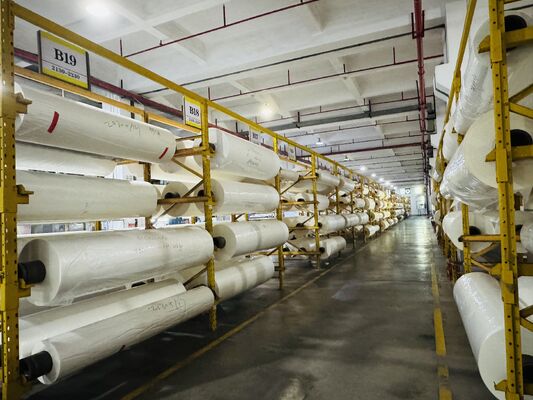 उच्च स्पष्टता पीईटी थर्मल लेमिनेशन फिल्म 130°C तक तापमान प्रतिरोध और 6000 मीटर तक कस्टम लंबाई के साथ