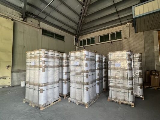 उत्कृष्ट सुरक्षा के लिए चमकदार पीईटी थर्मल लेमिनेशन फिल्म 2200 मिमी चौड़ाई और 130°C तापमान प्रतिरोध के साथ