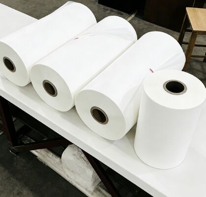 चिकनी और परावर्तक धातुकृत पीईटी फिल्म 110 डिग्री सेल्सियस तक गर्मी प्रतिरोध और पैकेजिंग और लेमिनेशन के लिए रासायनिक प्रतिरोध के साथ